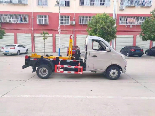 長安國六汽油鉤臂（車廂可卸）式垃圾車（后雙輪）