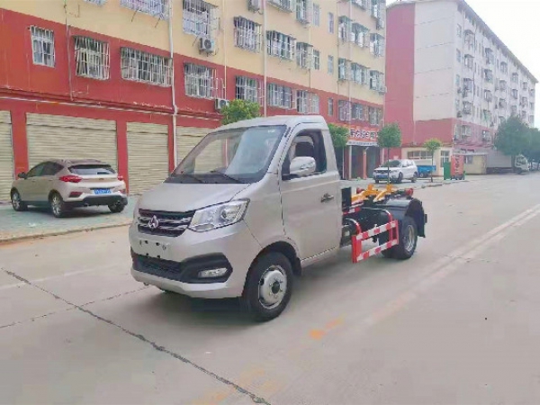 長安國六汽油鉤臂（車廂可卸）式垃圾車（后雙輪）